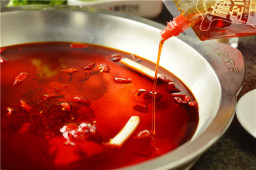 “清香麻辣鮮”打造四川特色清油火鍋！