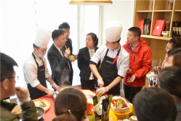 2019年麻辣空間新品發(fā)布會,加盟商爭相拍照品嘗